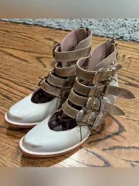 EUC- Freebird by Steven Scarlett. Beige & Brown. Size 6.